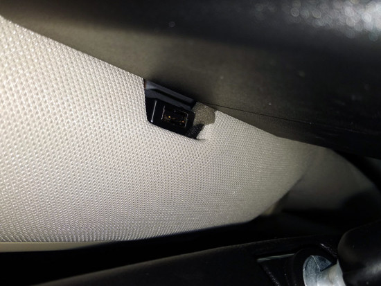 geely-atlas-nl-3-led-USB-port-mirror-rear-view.jpg (134.05 КБ) 10205 просмотров Geely Atlas с USB-выходом у зеркала заднего вида (в линии примыкания обшивки потолка и лобового стекла)