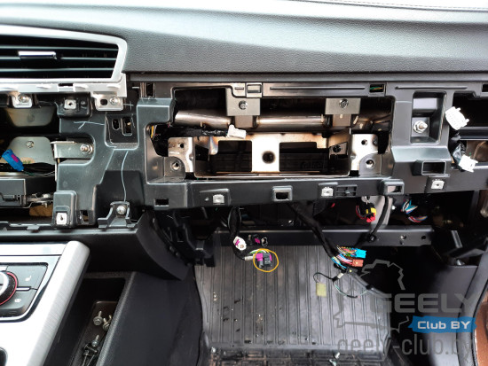 Это разьем USB и AUX в подлокотнике